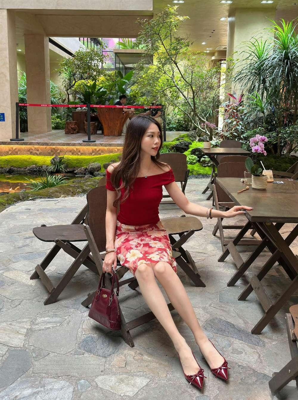 这套是“明艳优雅的轻熟”穿搭，红调主色+碎花元素适配绿植场景，吸睛又有女人味：