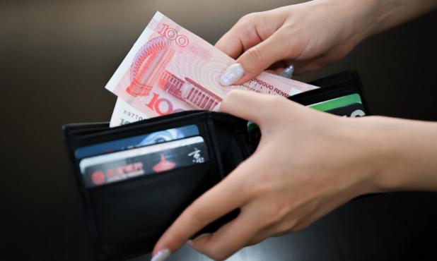 为什么建议大家尽量使用现金支付？原因很现实，银行人告诉你答案扫码当然方便，买