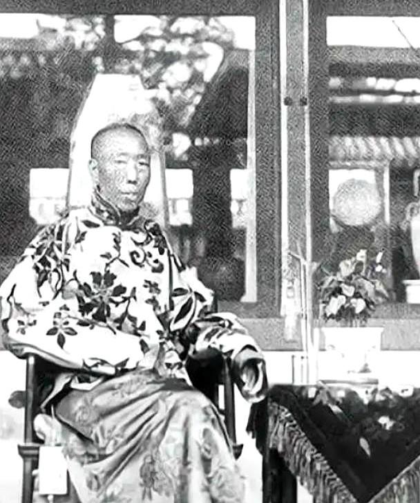 宫里头灯一熄就是1908年那一瞬间的事儿，光绪前脚驾崩慈禧后脚跟上，李莲英站在灵