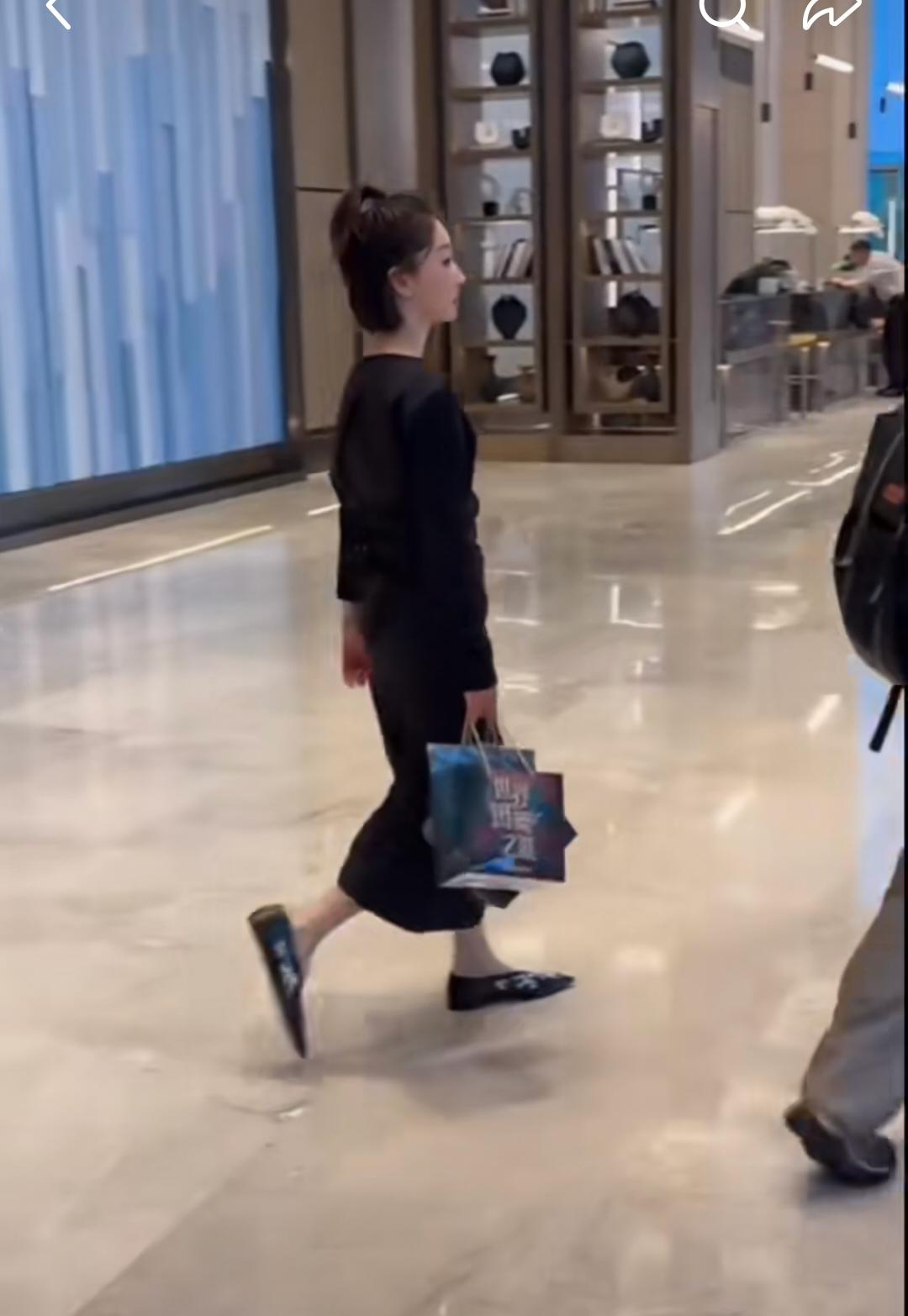 本来个子就不高还穿个这种长裙，最主要是还穿着平底鞋，把奔来就不高的身材给衬托成了
