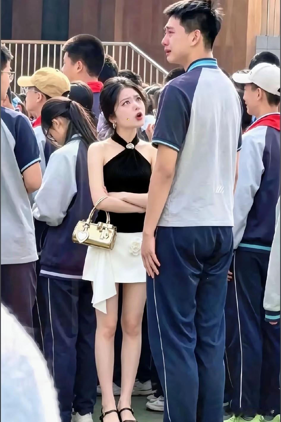 这个妈妈到底穿了什么衣服?口语翻译：你还说你没错……你还说你没错！我跟你说了多