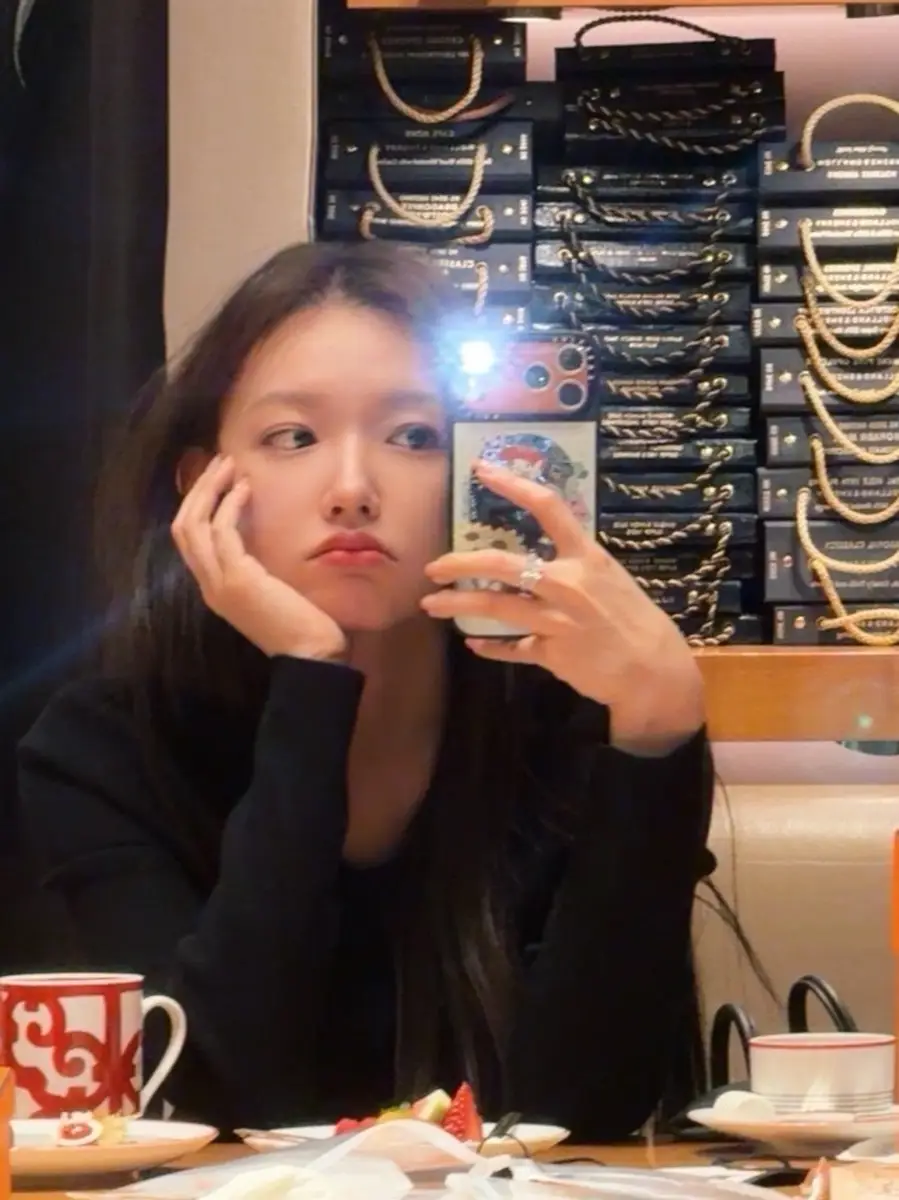 程潇手捧鲜花甜笑松弛大方素颜状态能打皮肤无瑕疵