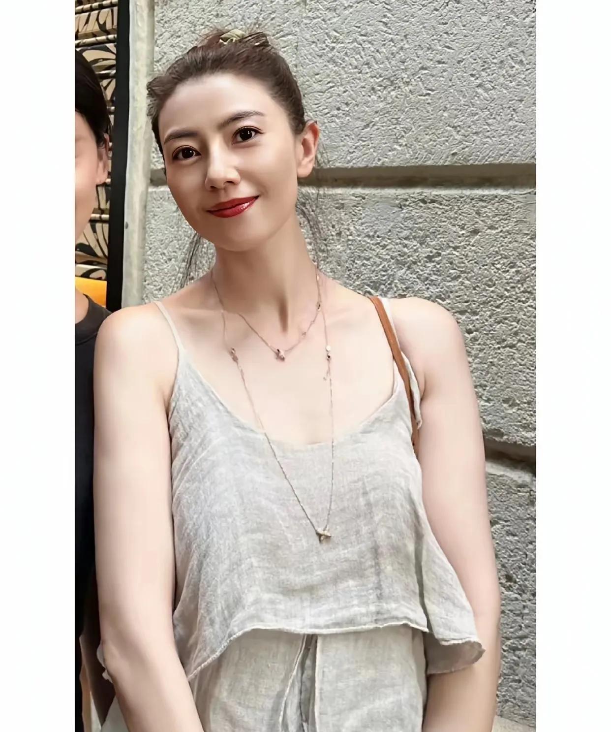 高圆圆确实漂亮！穿什么衣服都好看，级别是一件普通的裙子，都很好看，不愧是女神级别