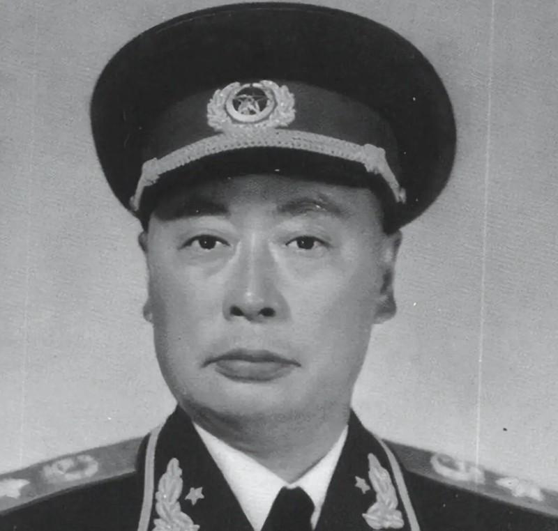 1955年全军授衔之前，刘少奇坚持反对给陈毅授元帅军衔，周总理听闻此事，立马写了