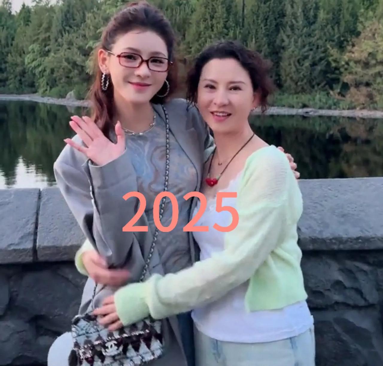 1997年，6岁的张予曦留着短头发像个假小子！而那时妈妈穿着婚纱则像个大明星！