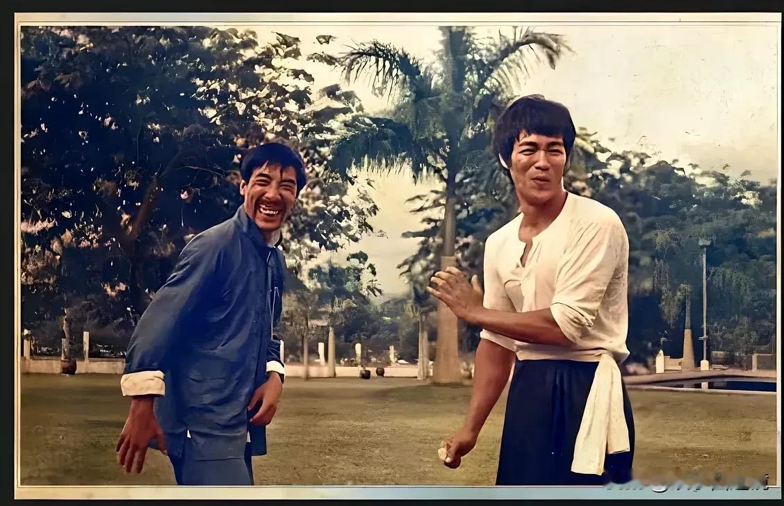 这是1971年，李小龙在拍摄《唐山大兄》期间和他在戏中的对手黑社会老大拍的一张搞
