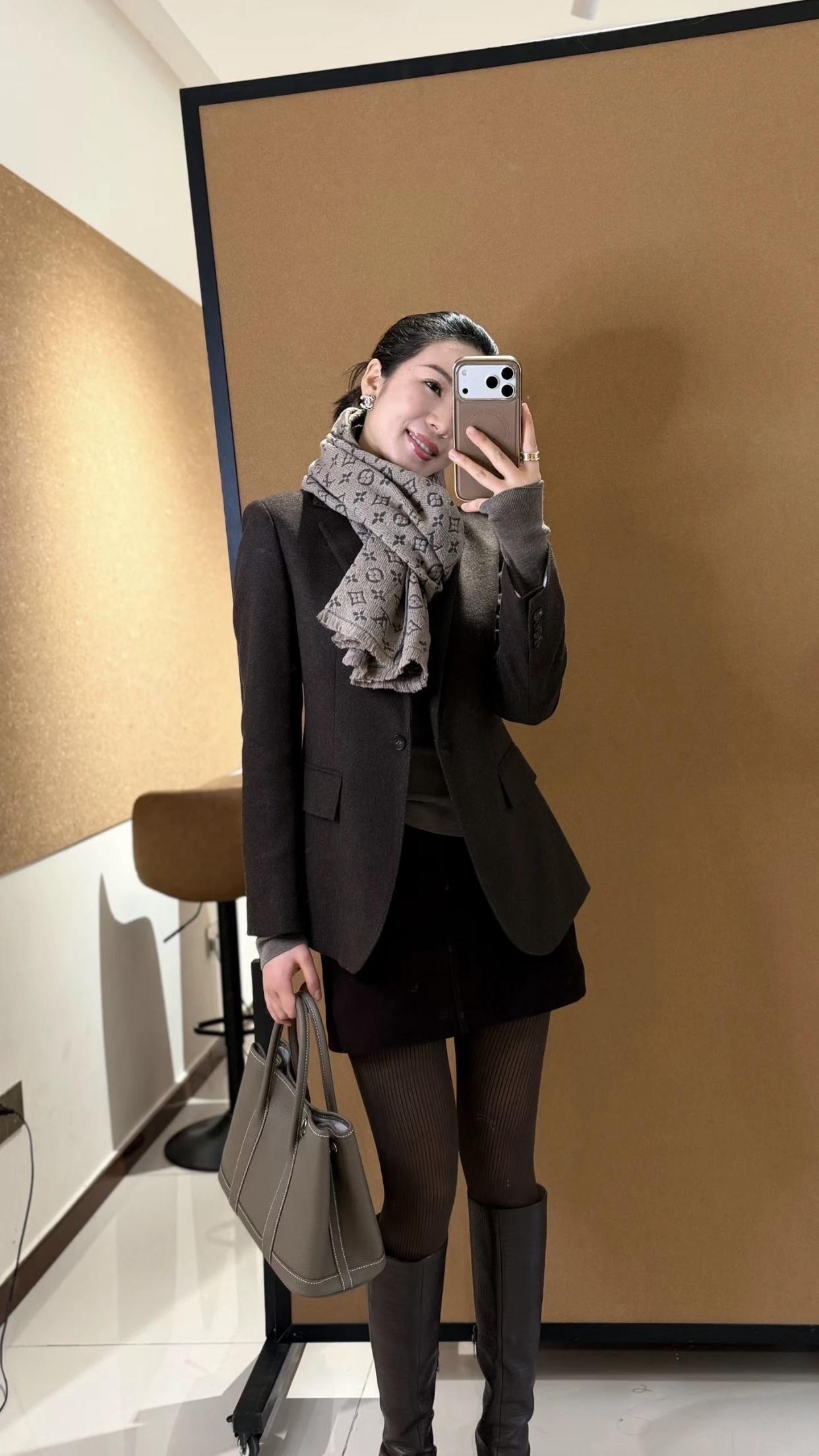 什么样的穿搭可以成为气质女神?毛呢大衣搭配围巾，保暖又有气质。