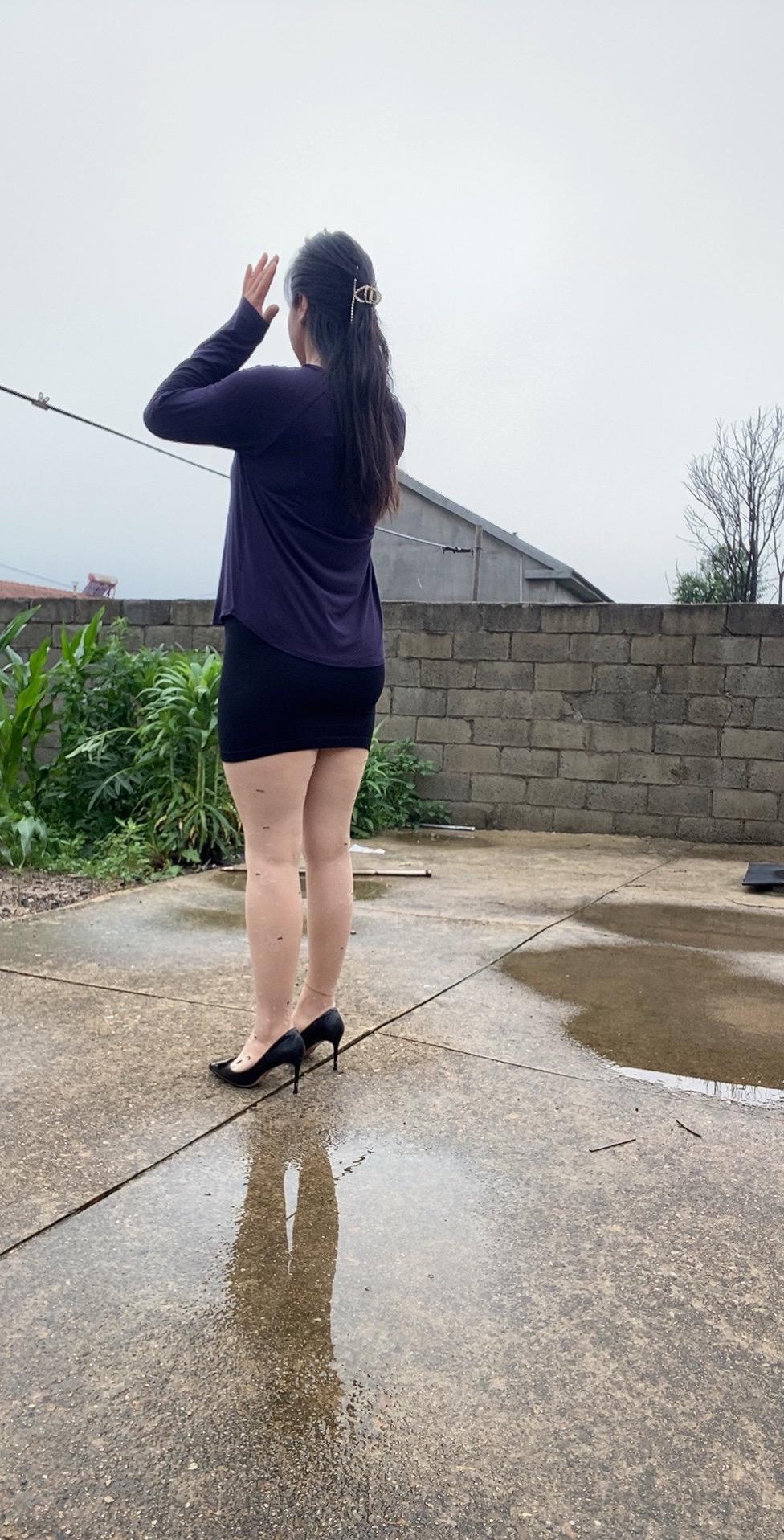 雨中漫步也是一种享受气质阿姨背影