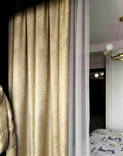 以前总觉得窗帘每年都得洗一次，不然多脏啊！结果跟一个窗帘店老板聊天，人家直接说