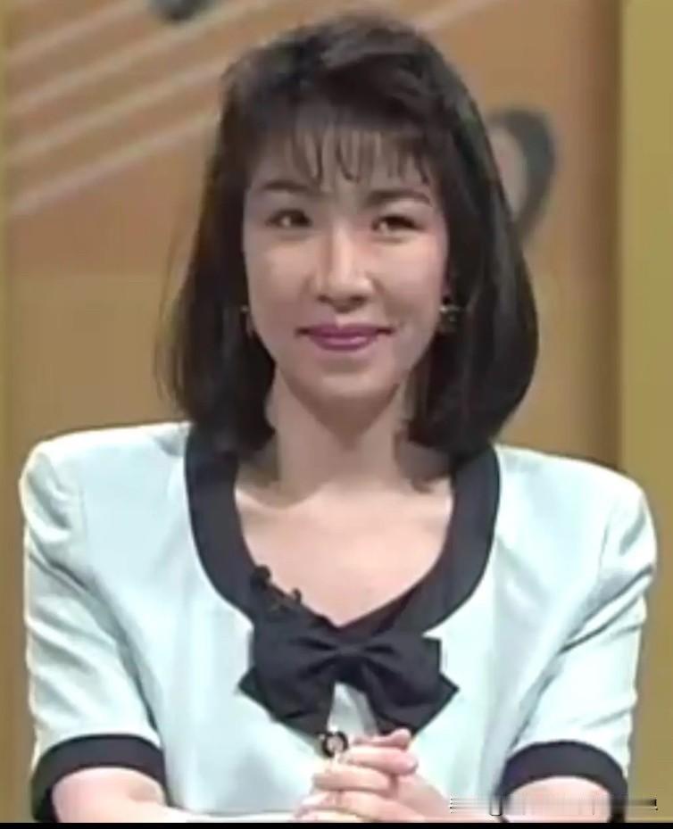 岁月确实是一把杀猪刀，高市早苗年轻的时候，也算是清秀甜美，但是随着年龄的增长，容