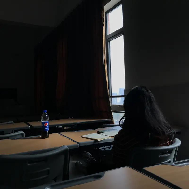 舍友拿了6k奖学金，本来都盼着出去吃一顿，结果她父母知道后停了半年生活费。这姑娘