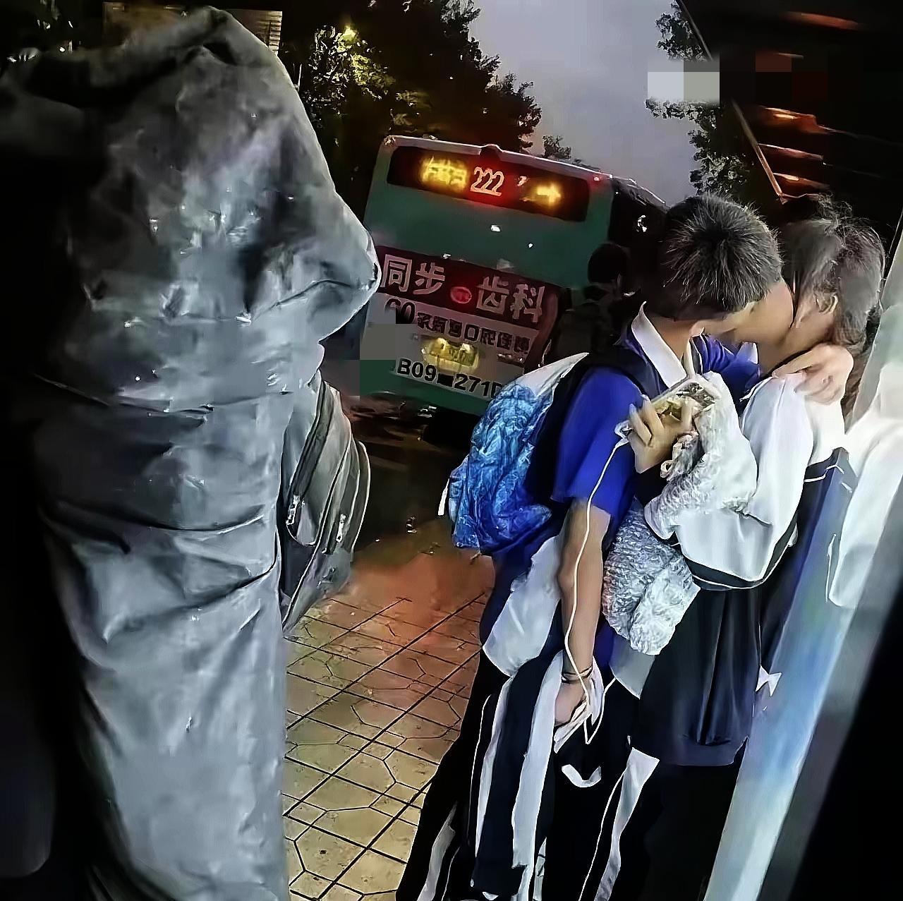 真的离大谱！今天在公交站瞅见俩小孩亲嘴，我眼珠子都快瞪出来了——看那样子