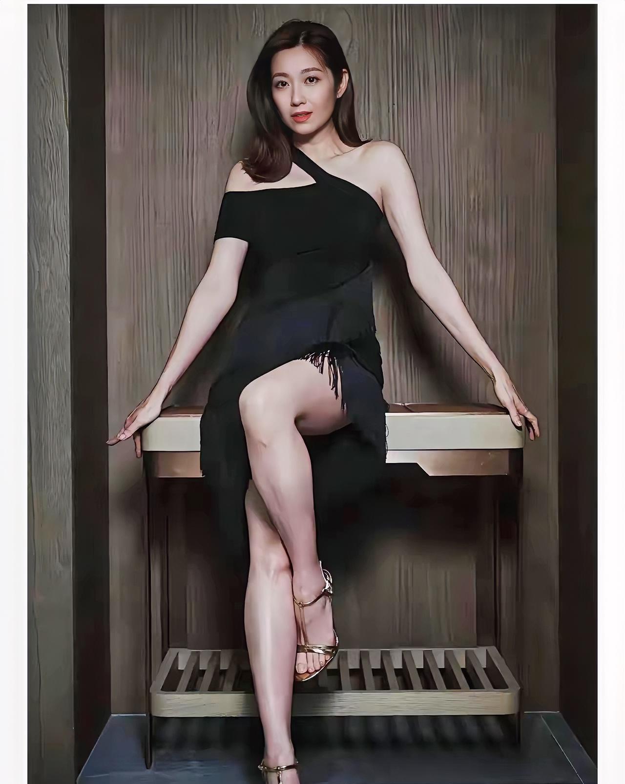 长腿美女，一看这腿就刚强有力