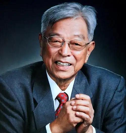 七十四岁还能翻身。曾经的“烟草大王”褚时健，74岁时身无分文，准备再次创业，他的