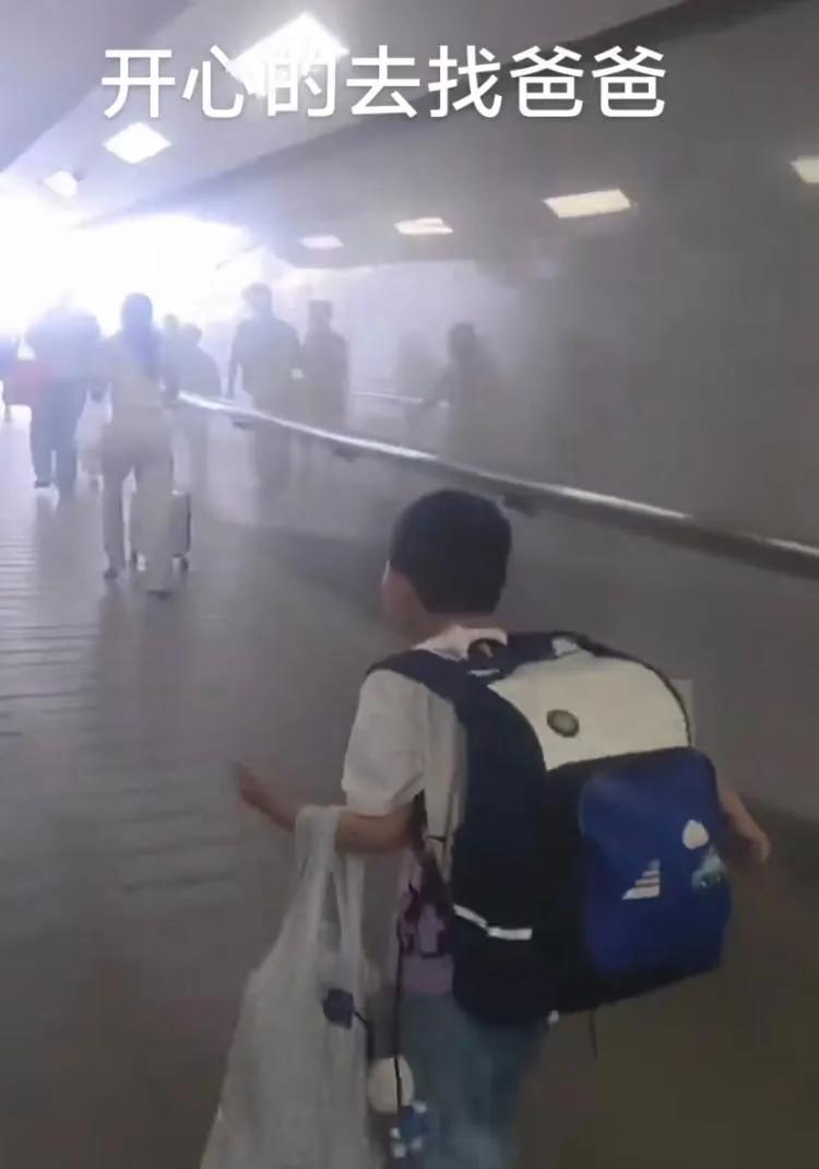 湖北一对母子三人冒雨乘高铁到广东寻夫，却在雨夜被丈夫锁在出租屋外。进门后，女子发