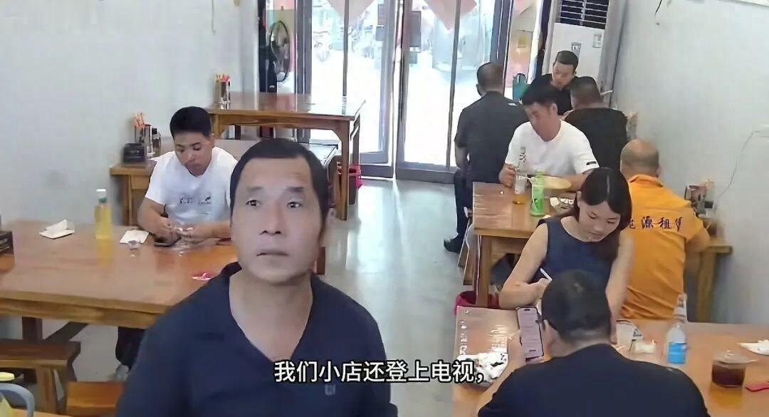 河南周口，工地大哥因工资被拖欠，雨天窘迫到面馆求饭，老板二话没说下厨做面，谁料大