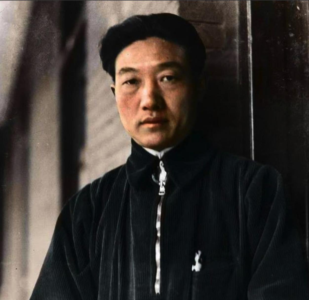 1937年，徐悲鸿在香港看画，忽喊：“下面的不看了，就要这件！”德国人开价一万，