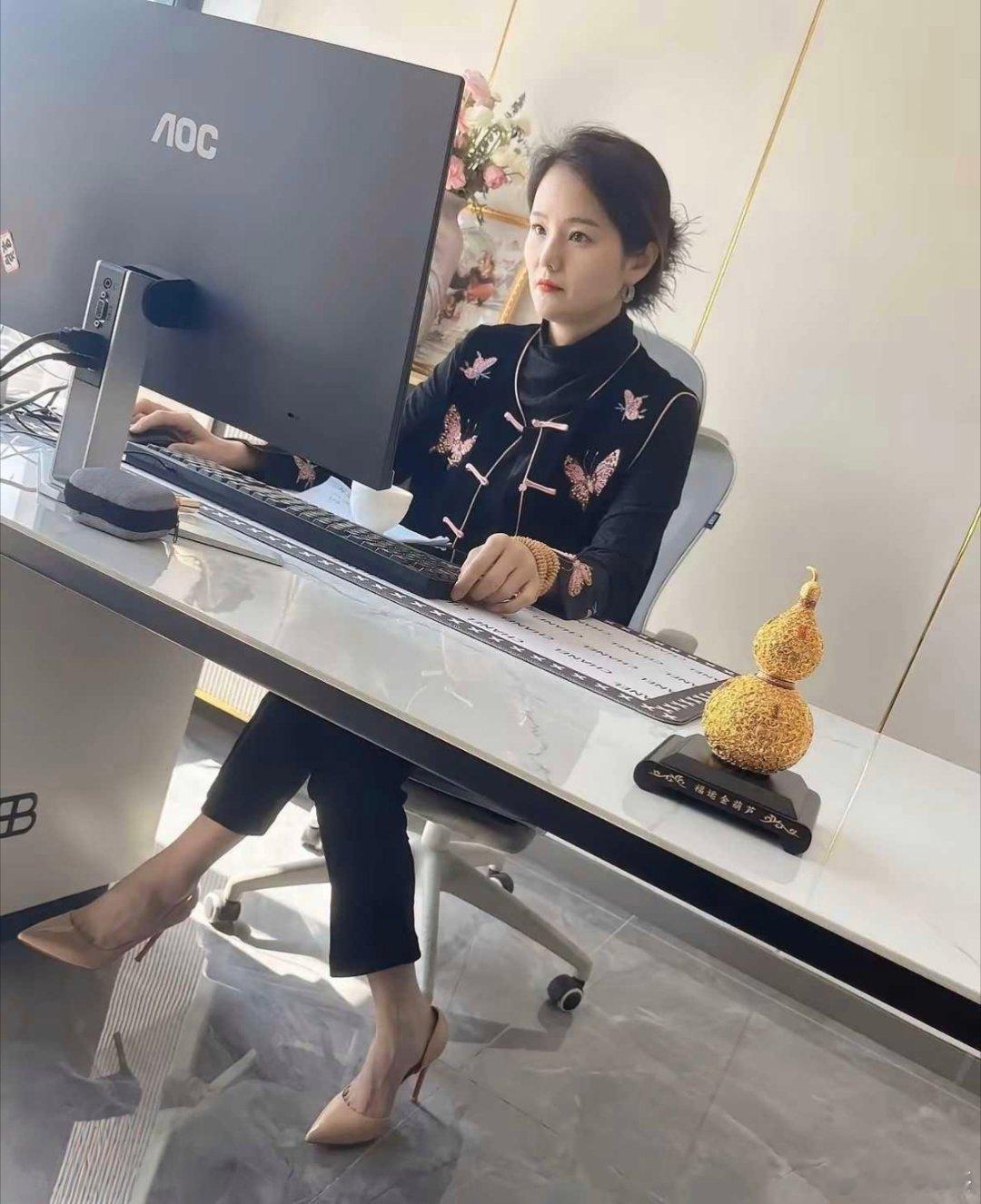 目测她的月薪多少？