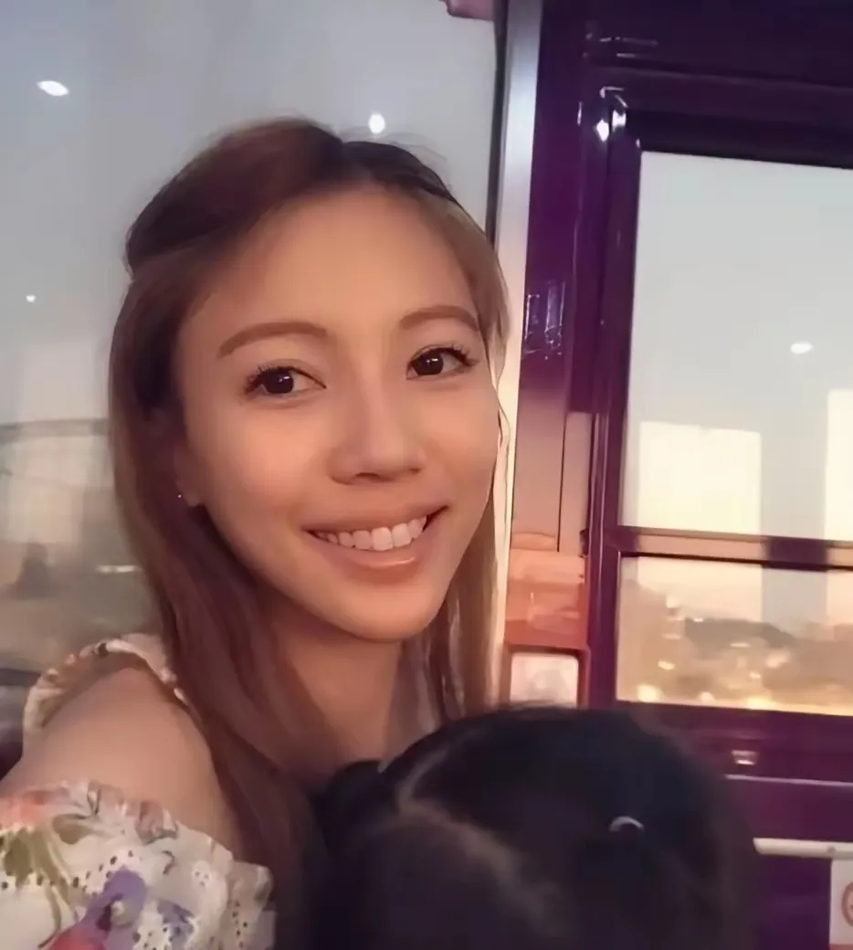 王力宏大概怎么也想不到，当年那个为了离婚跟他一路闹到法庭上的李靓蕾，如今再出现在人前，竟是这般憔悴的