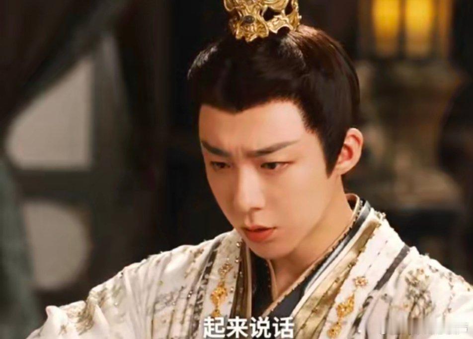 书卷一梦：玄甲军虎符在南珩掌心泛着冷光，他俯身欲将这权柄交还，殿内却落进一道明黄