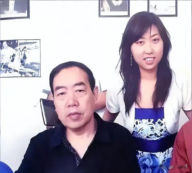三大女承父业的才女：贾浅浅，西北大学副教授，父亲贾平凹西北大学著名校友；胡维佳，