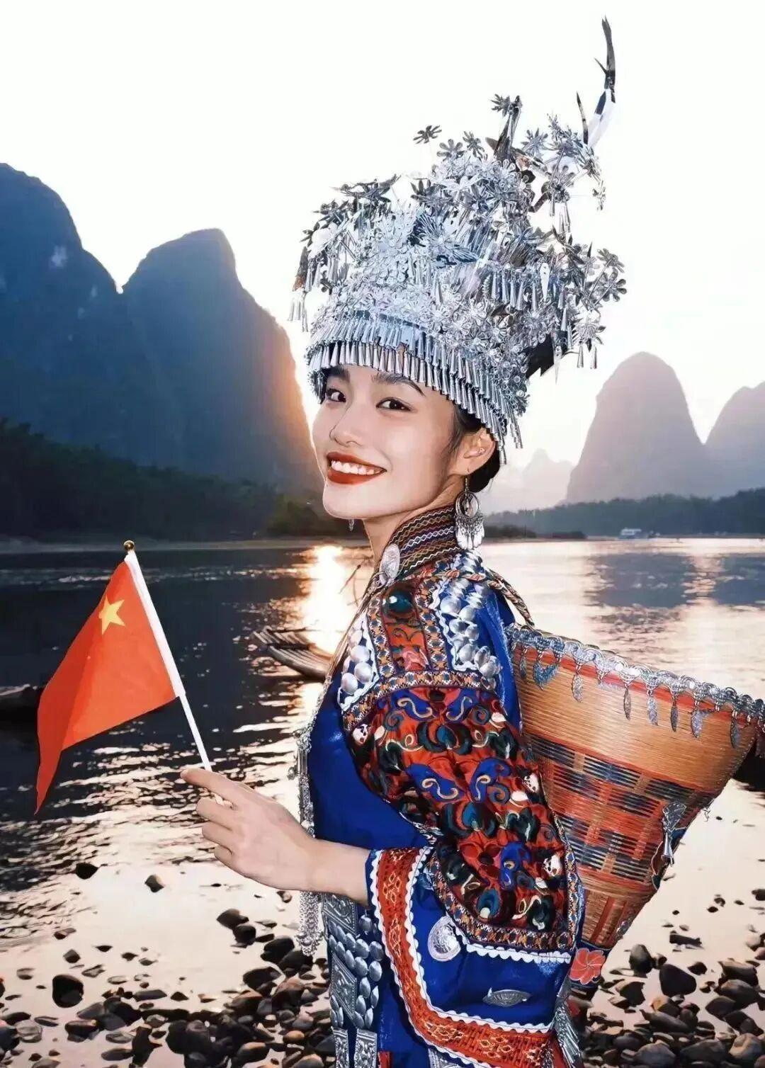 有钱人真的是不放过任何一个炫富的机会！~很多人都在拍摄网上很火的“离家千里