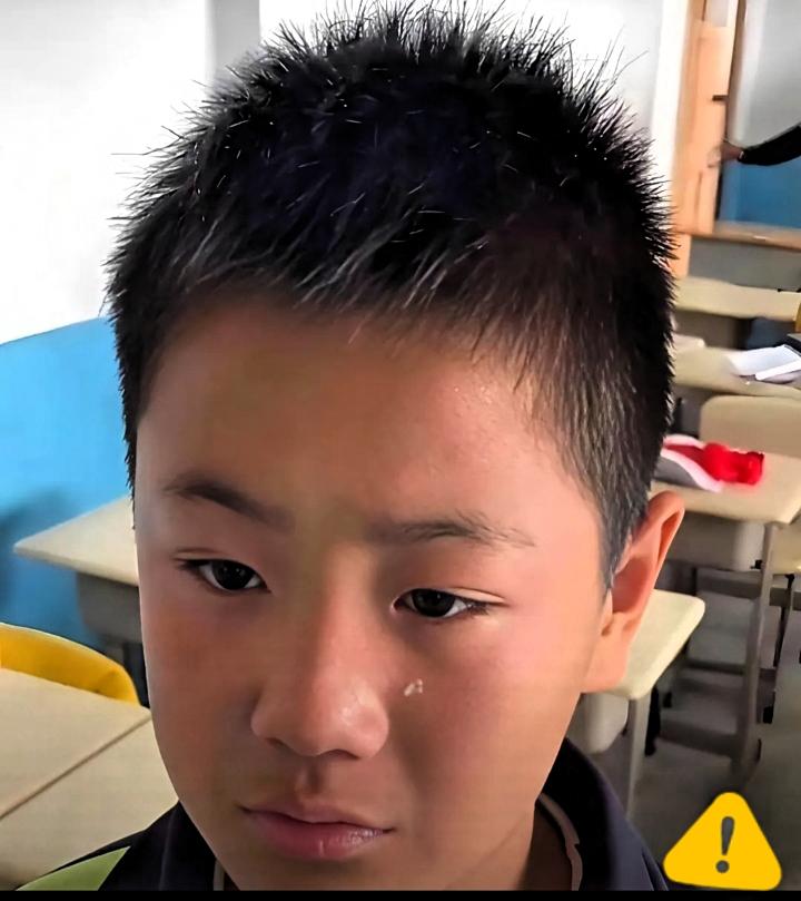 网传长沙市某校，一名班主任把一名不听话的学生叫到办公室谈话。老师先问：“你爸爸是