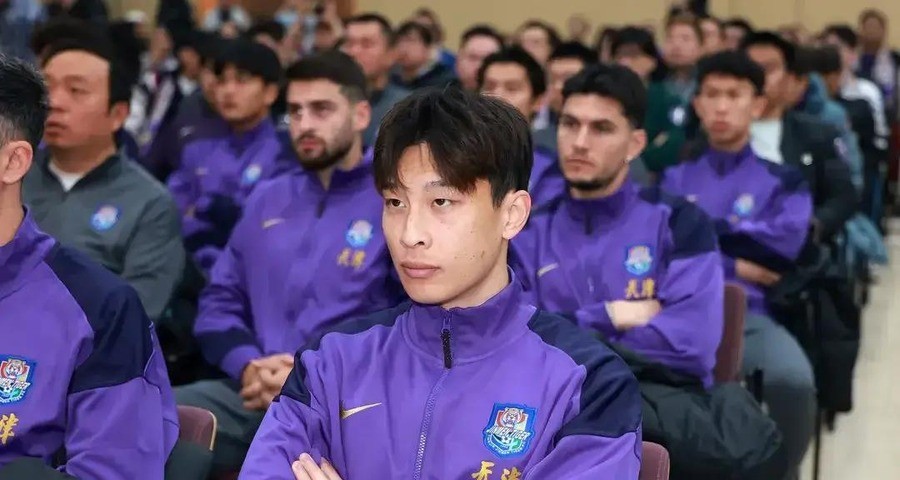 巴顿拉伤退出国足回天津，右路攻防一肩挑的津门虎只剩4分保命钱，最后4轮3个客场打成都河南海港大连，于