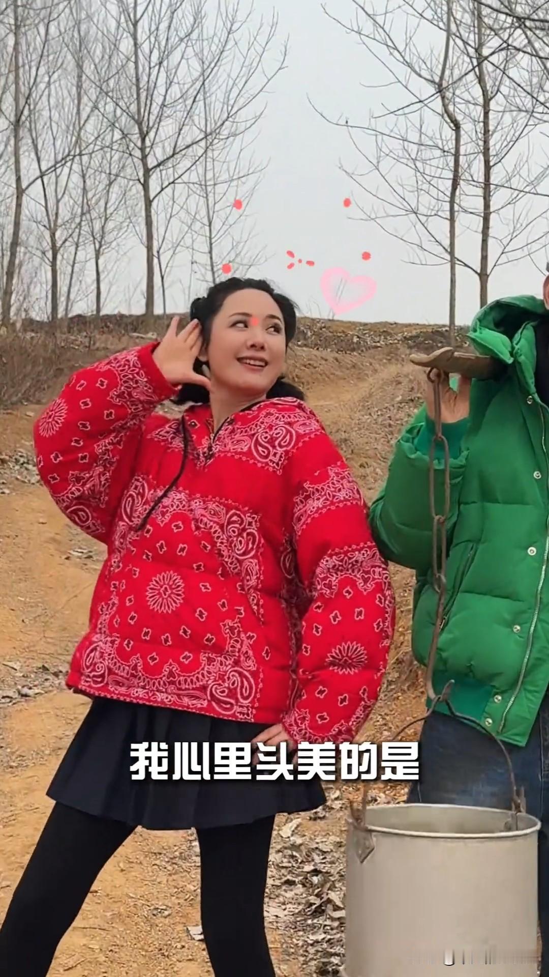 2月3日，郭晓东与妻子程莉莎一起回山东老家临沂赶大集，现场群众争相与其合照。