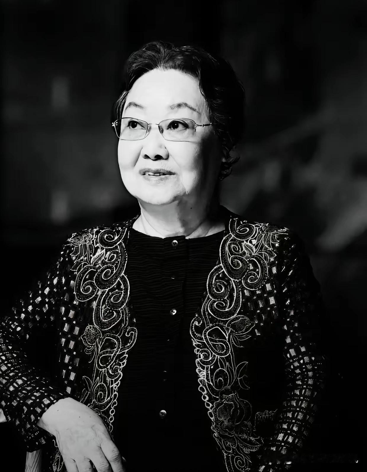 差距太大了，一目了然。郭兰英老师这一走，把当下某些所谓歌手的遮羞布，一把就给扯下