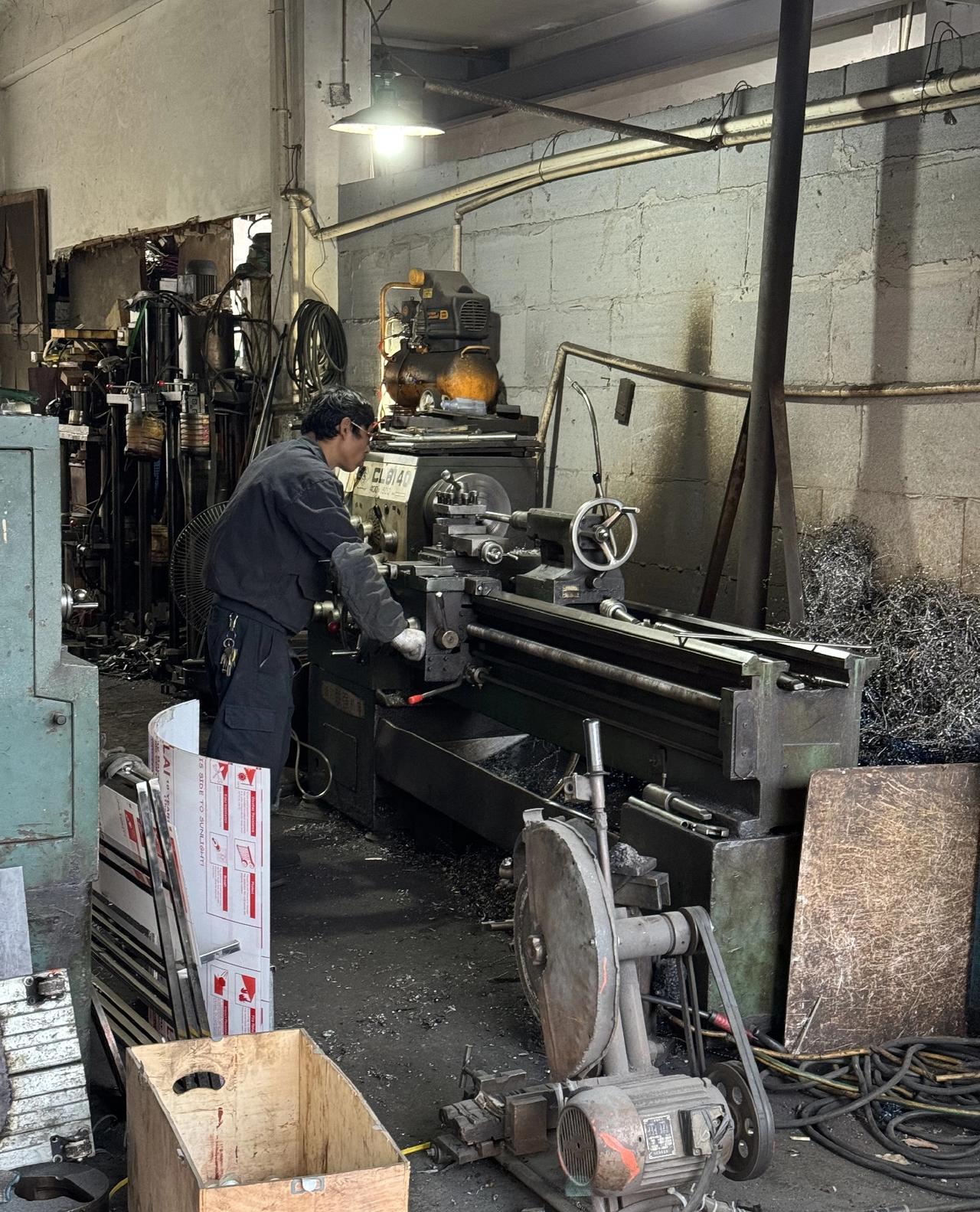 这个车工在厂里干了快30年了，工资还是7000元一月，这30年来中途就给他加过1