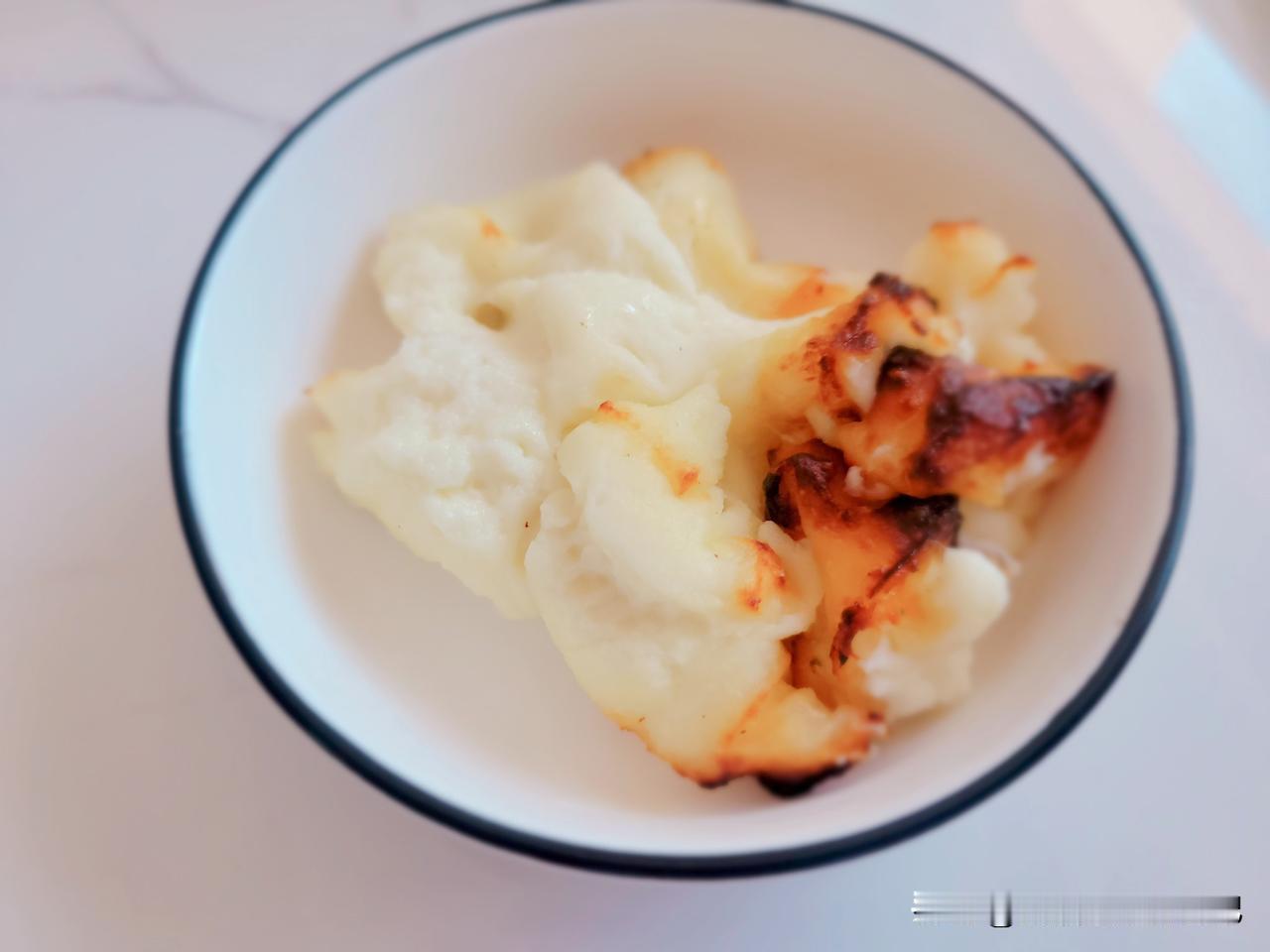 今天晚餐没有吃主食，只吃了50克的烤奶豆腐，吃了一碟凉拌菠菜。一天的营养足够。