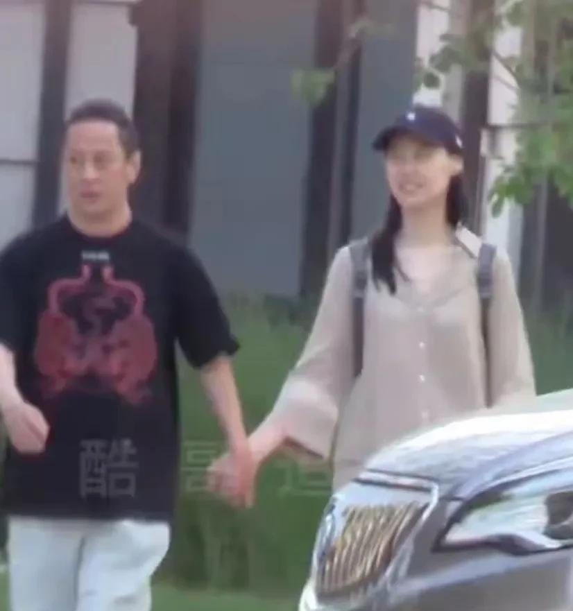 不挑！港星梁洛施被曝恋上内地艺人#梁洛施恋情#梁洛施与内地艺人马浴柯手拉手一