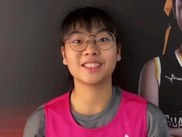 冯敏敏广西崇左的高中体育生，CBA全明星周末赛场上，持李宁外卡参赛、也是CBA全