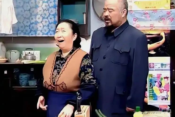 有观众认为，在情景喜剧《东北一家人》中，扮演牛永贵的李琦，至少比扮演陈久香的彭玉