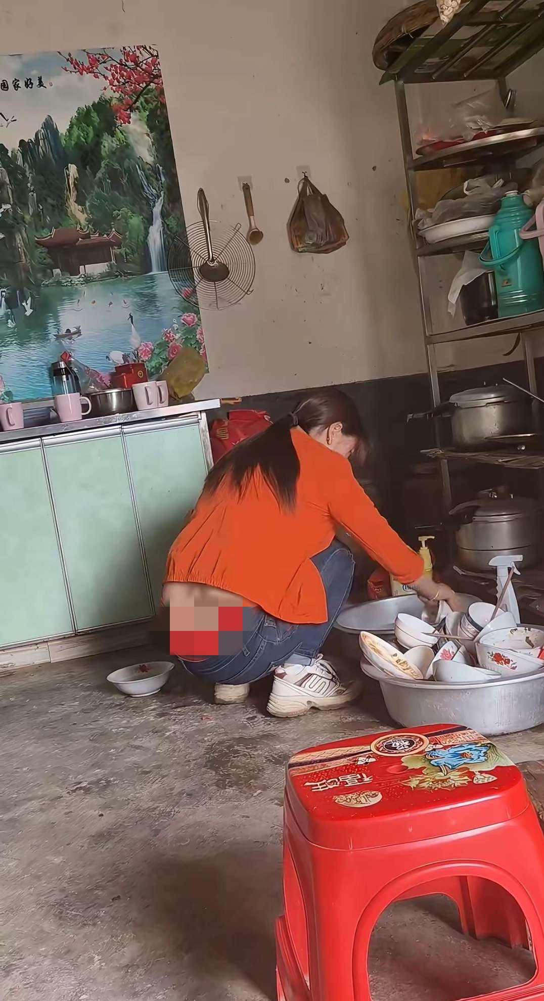 表哥去钓鱼，剩嫂子一个人在家洗碗