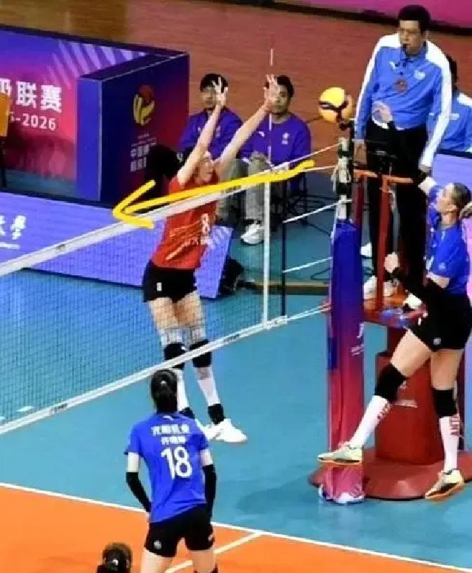 别只盯着她的扣杀。真正让对手恐惧的，是她抬起手臂的那一刻。国际排联数据：吴