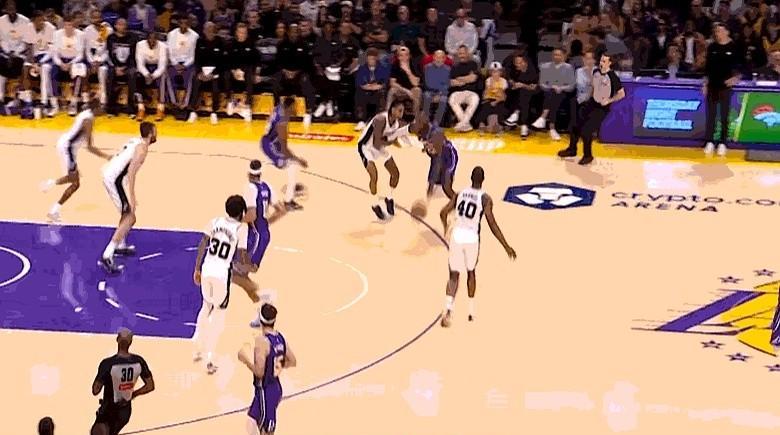 39岁，他迎面撞开联盟护框第一的中锋，把球砸进篮筐。赛后体测报告显示：身体年龄