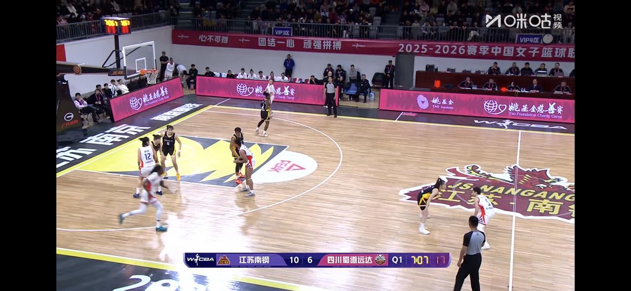 四川女篮还是信心不足啊！我主要是指国内球员！刚在上半场时，四川女篮国内球员