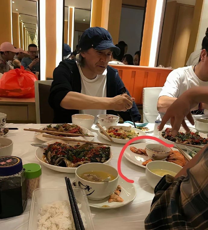 就像周星驰这么有钱的人，肯定不缺钱啊，但我怎么感觉他点的这个虾有点发黑呀？​​