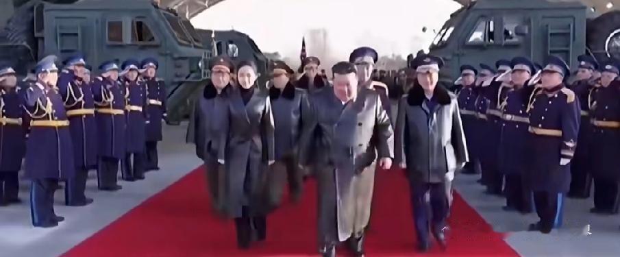 11月28日朝鲜空军80周年庆典，金正恩带着小公主出席，父女俩同款黑色大衣一穿，