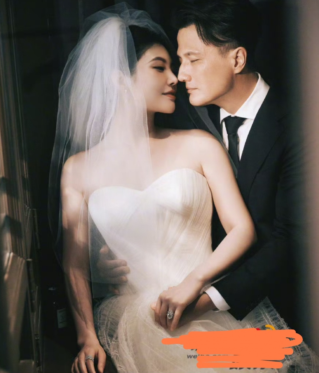 12月18号这天，徐冬冬和尹子维的婚纱照直接刷爆热搜！照片里两人甜到齁，徐冬冬穿