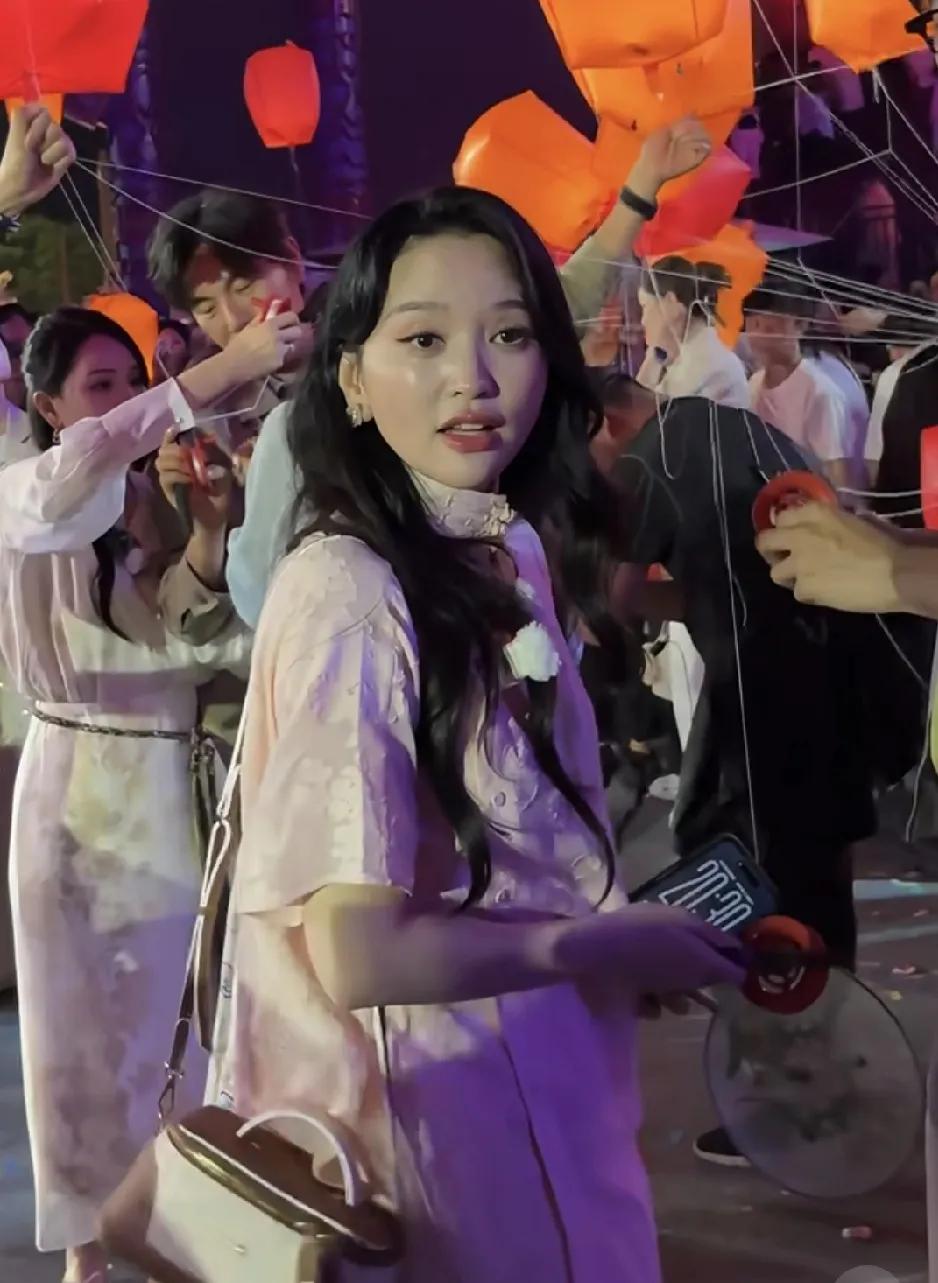 金莎和朱丹说过：“为什么姐弟恋，因为我找不到同龄的，所以只能向下找”。于是，金