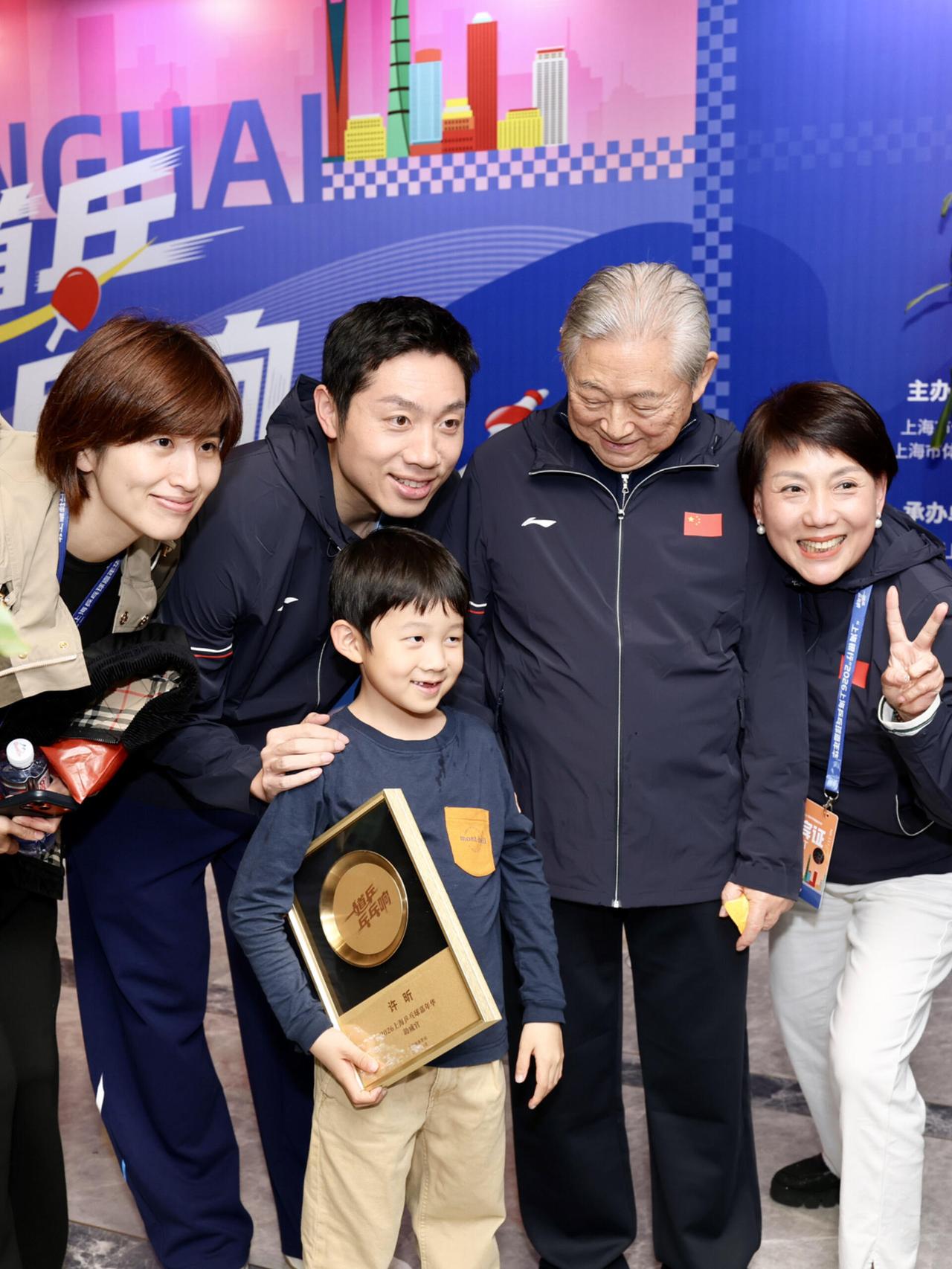 许昕一家太好了，幸福的美好模样！另一张抢镜头下，卡卡趴在地上，但是好可爱，实际