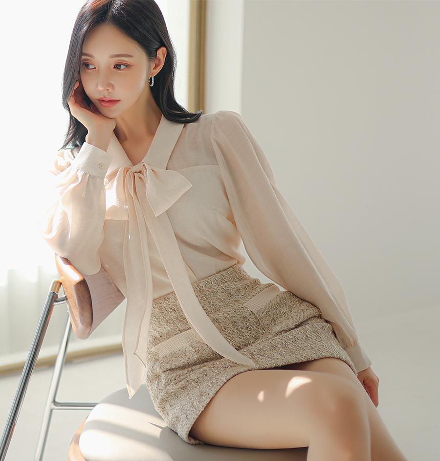 看到温柔甜美的少女穿着浅粉色衬衫搭配米色短裙，坐在椅子上被阳光笼罩，这画面简直美