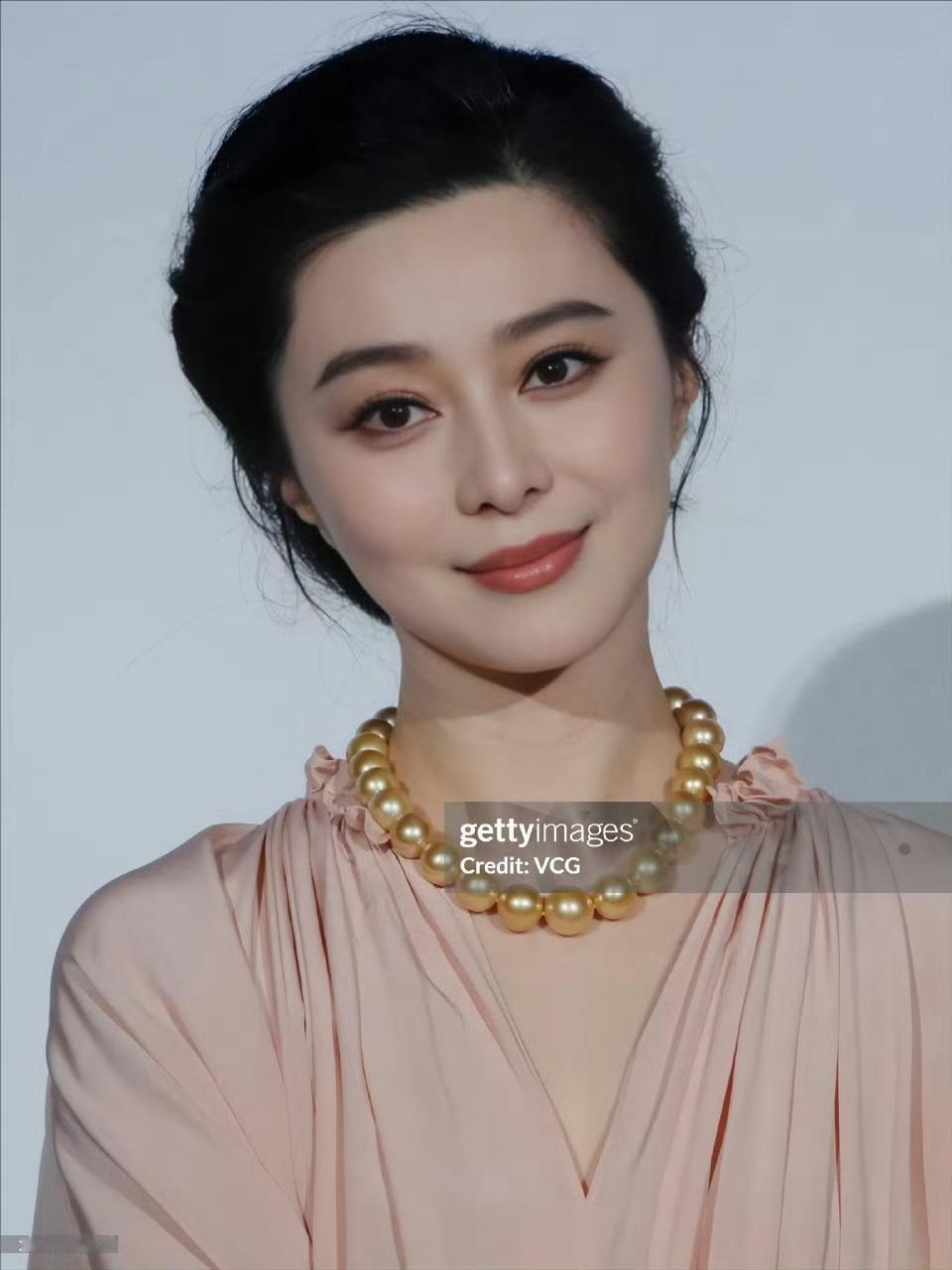 范冰冰靓丽亮相东京电影节！😳但这个采访怎么回事？​​​