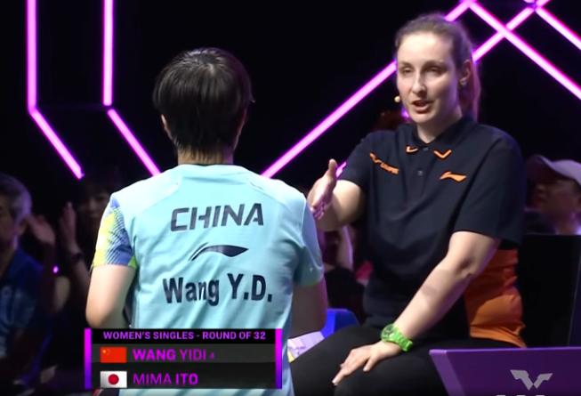 王艺迪情商真高，3:1逆转伊藤美诚之后，第一时间和裁判握手去了。这个裁判因为延