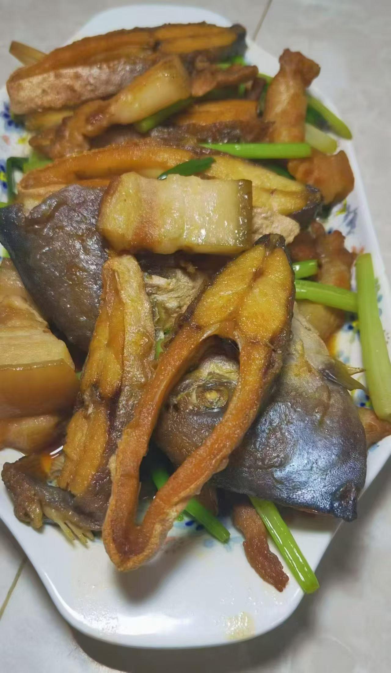 咸鱼焖五花肉这道菜的含金量只能说谁吃谁知道人少简单焖一点如果是用那种大砂