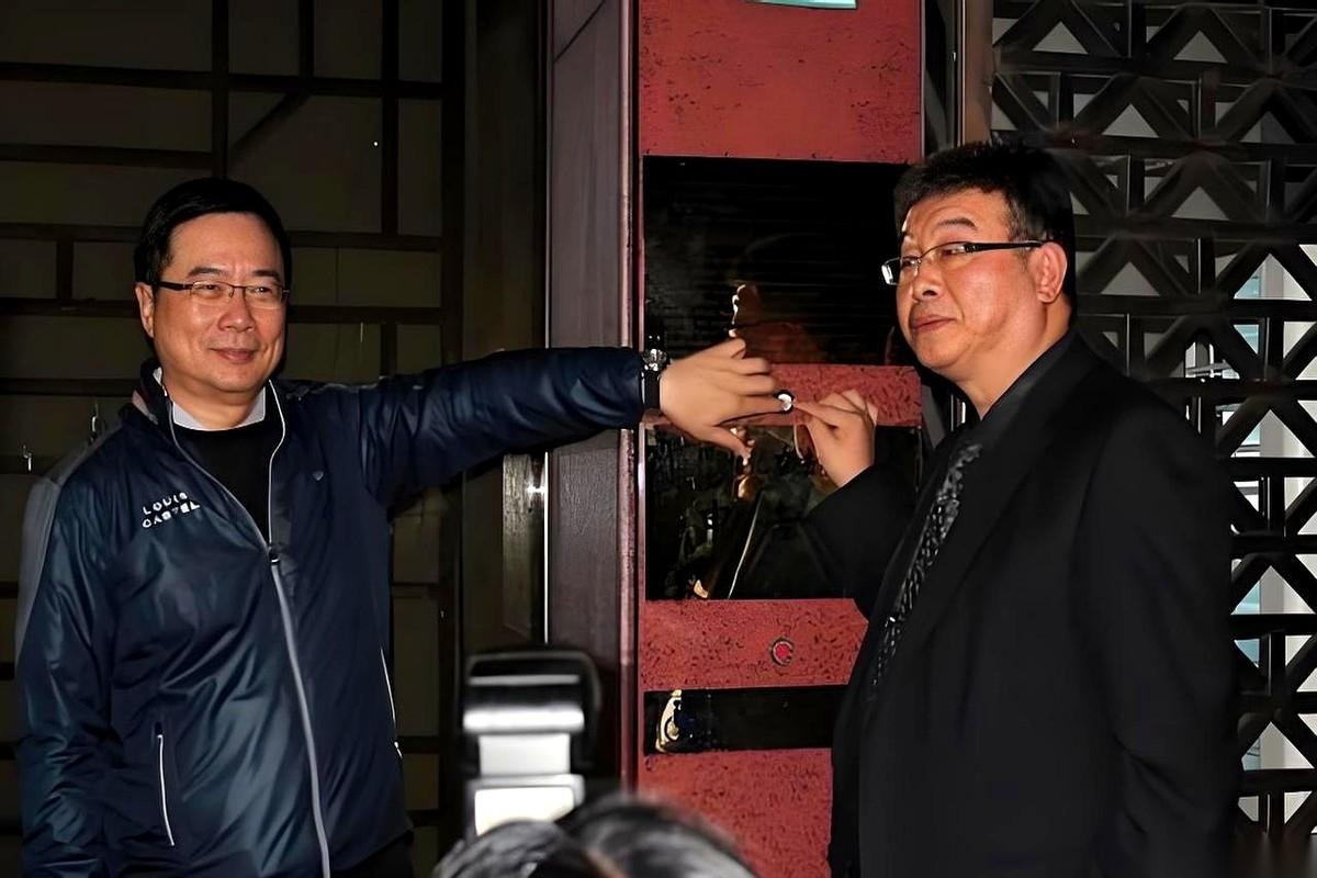 “兄弟，你进了冤狱，可‘不沾锅’没感激，‘鬼魅小刀’反而出现了！”这话，不是别