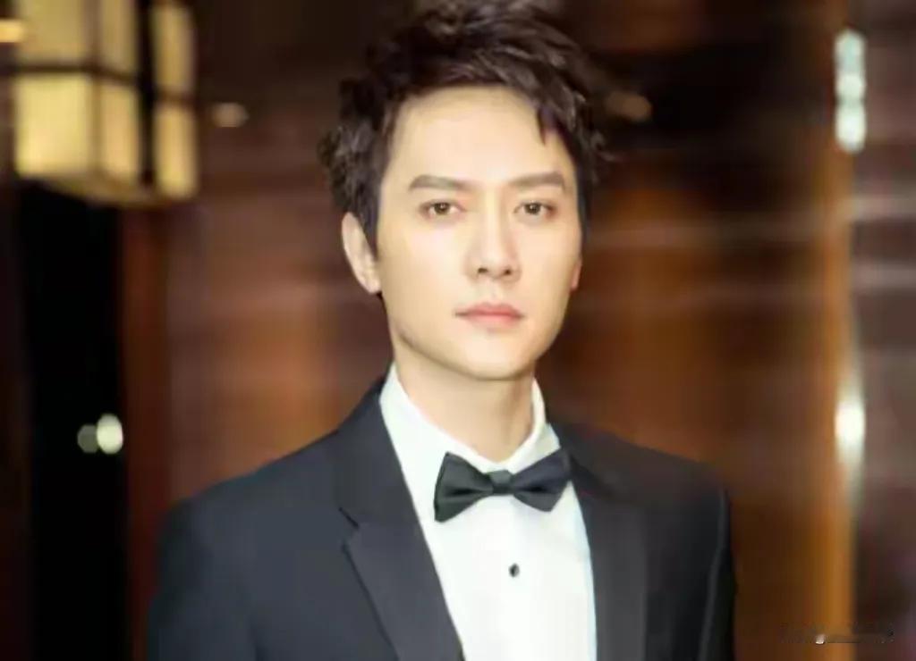 赵丽颖或许做梦都没想到，离婚4年后，47岁的冯绍峰竟悄然走起了“上坡路”。曾经，